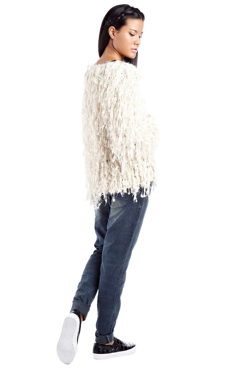 Chaqueta beige de croché con flecos para otoño invierno.